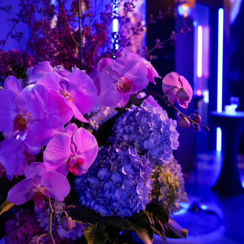 Hoa NFT launch crypto Đà Nẵng: decor techy neon - hình 1