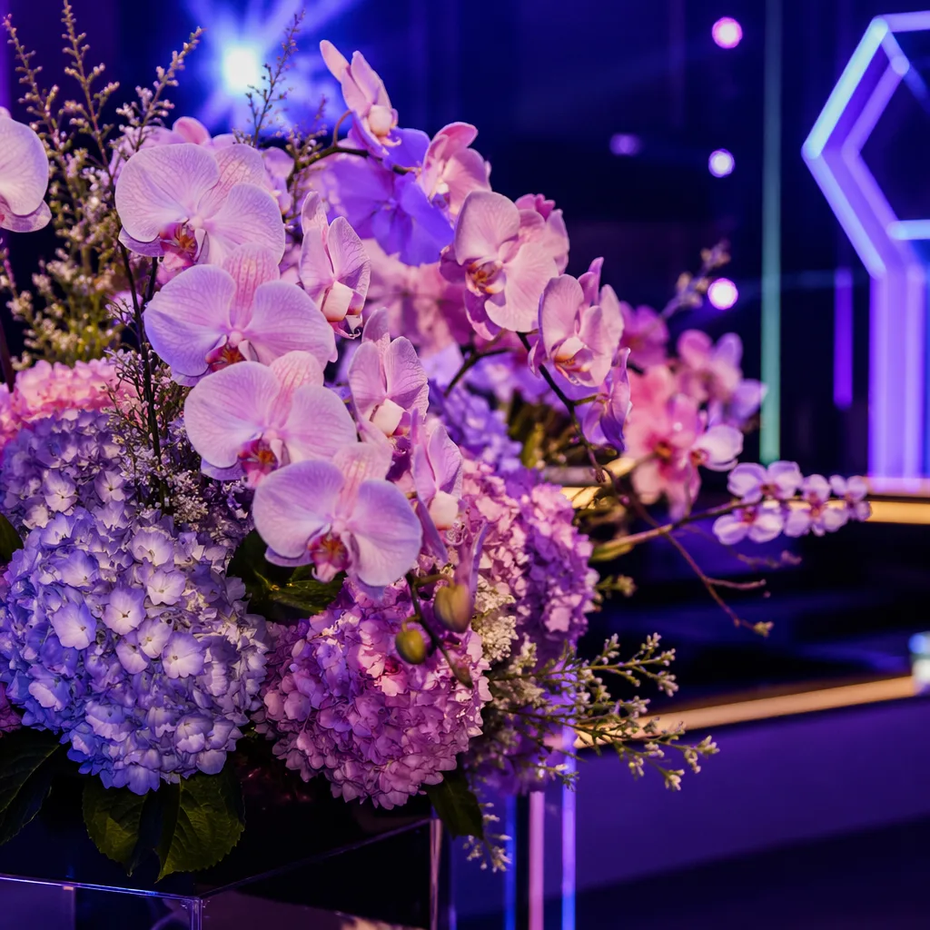 Hoa NFT launch crypto Đà Nẵng: decor techy neon - hình 3