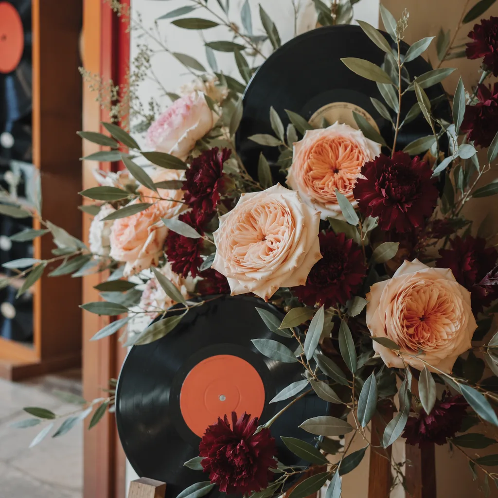 Hoa vinyl record shop khai trương: decor vintage music - hình 1