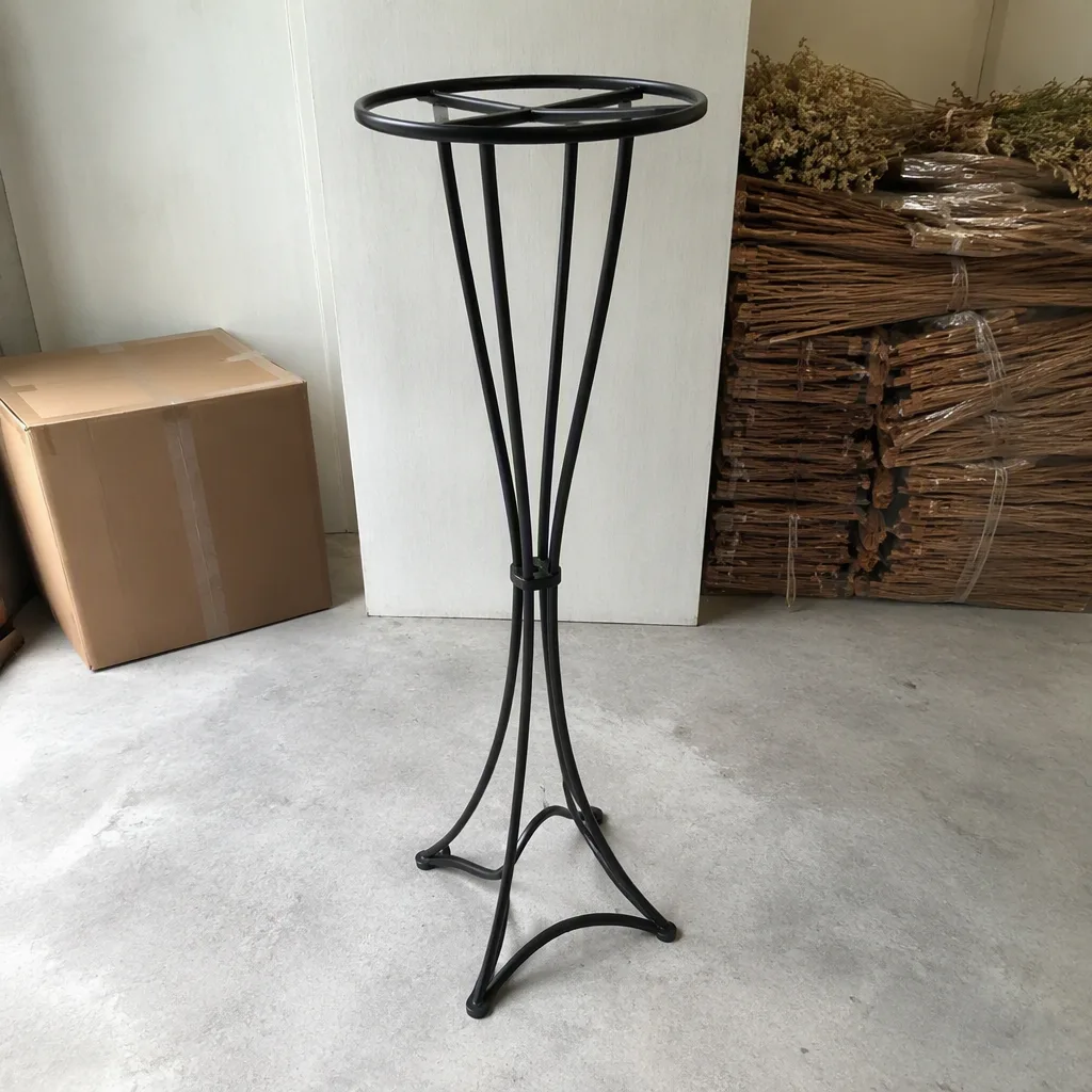 Khung kệ trống đặt riêng cạnh hộp vật liệu trong góc lưu đồ
