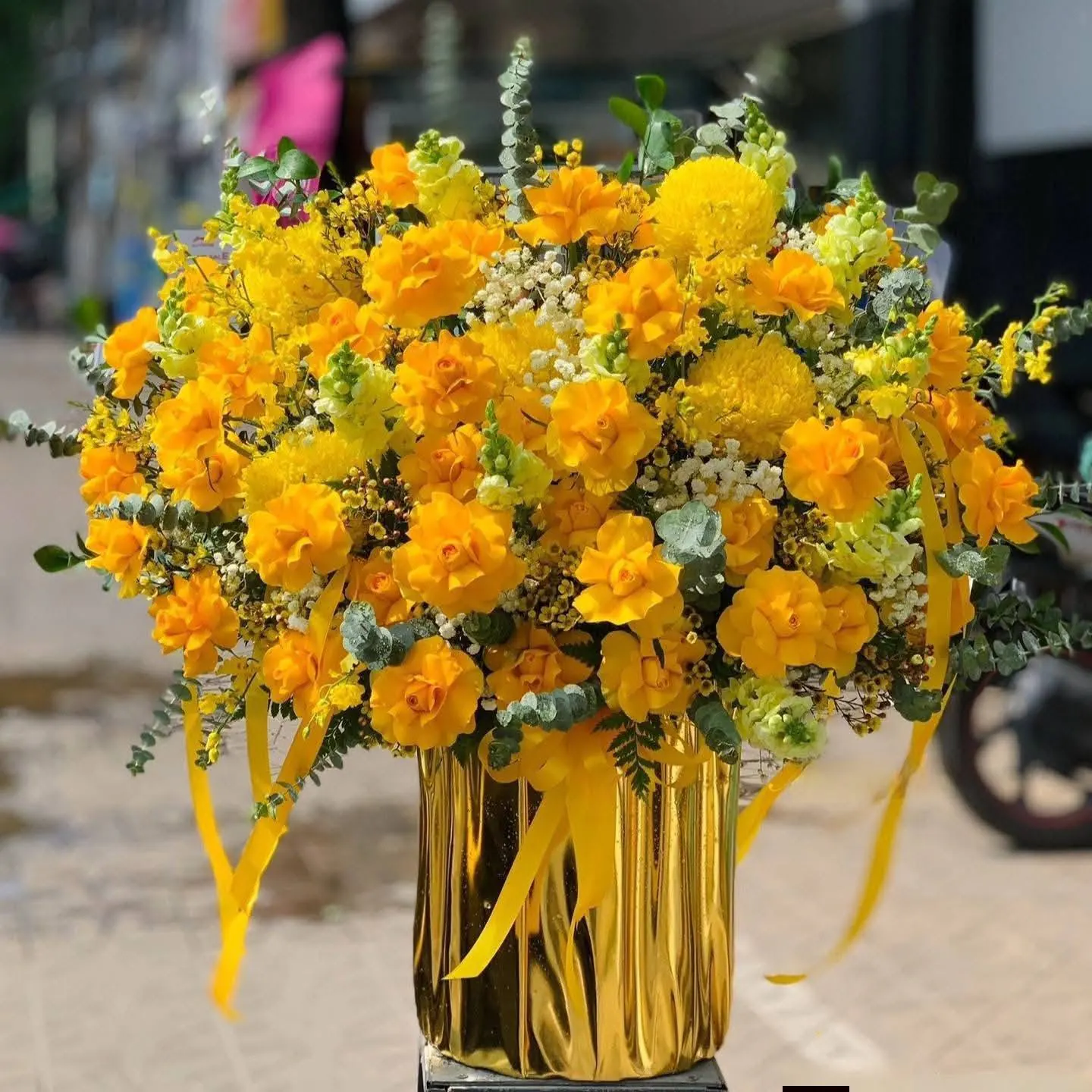 giỏ hoa vàng tươi