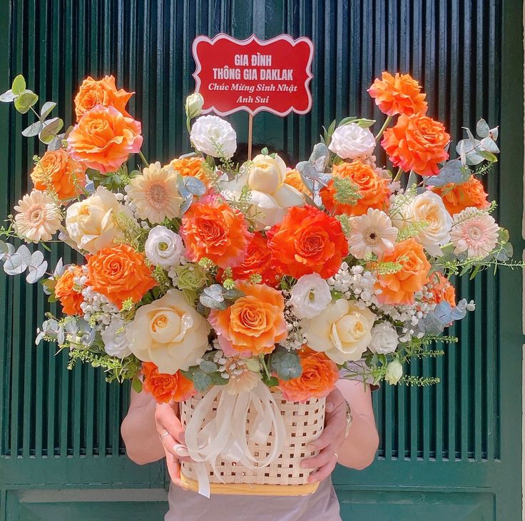 giỏ hoa mix hồng cam quốc vương và vàng vittor