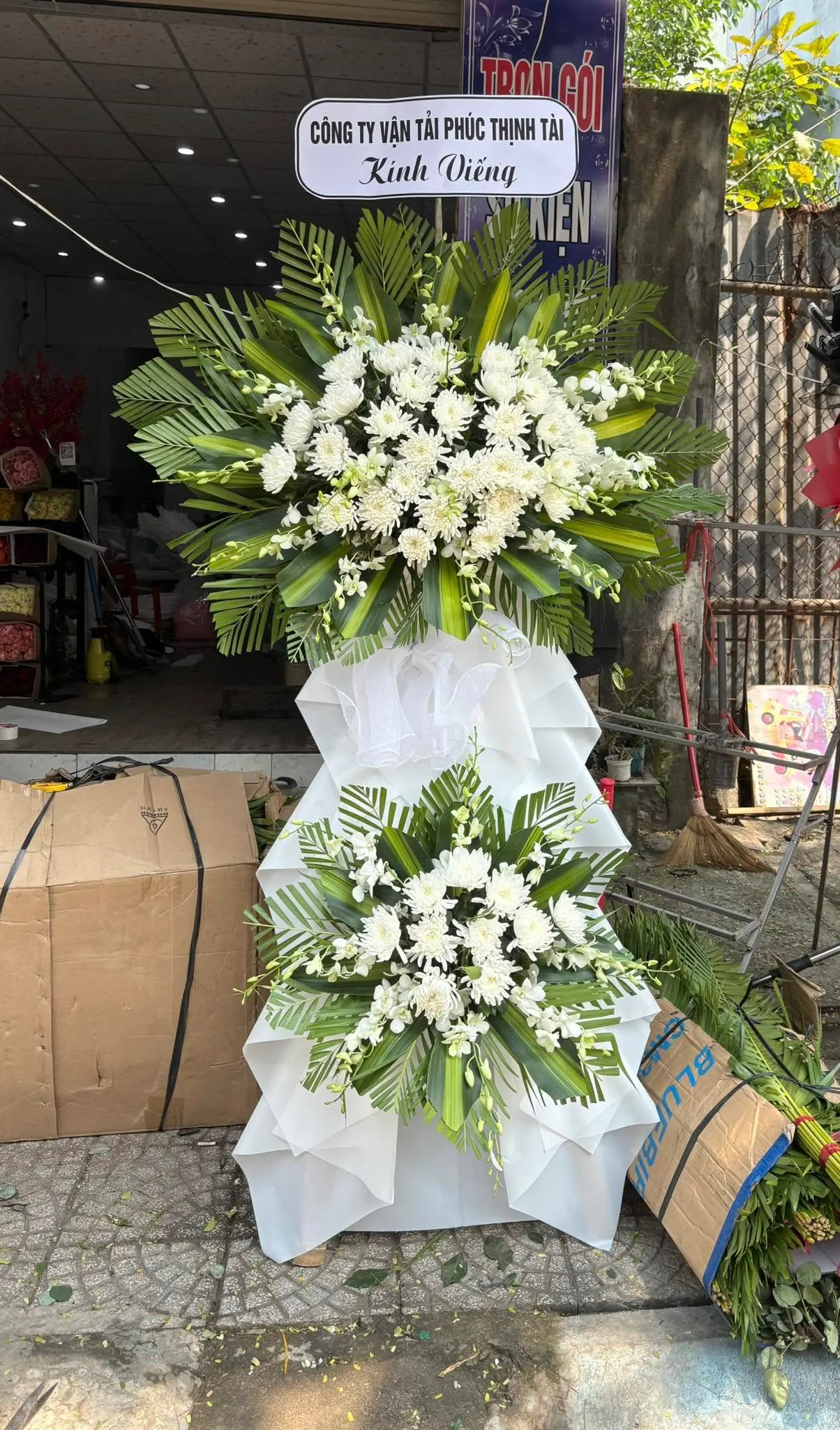 Kệ Hoa 2 Tầng Cúc Trắng & Lan Trắng & Cúc - Chia Buồn