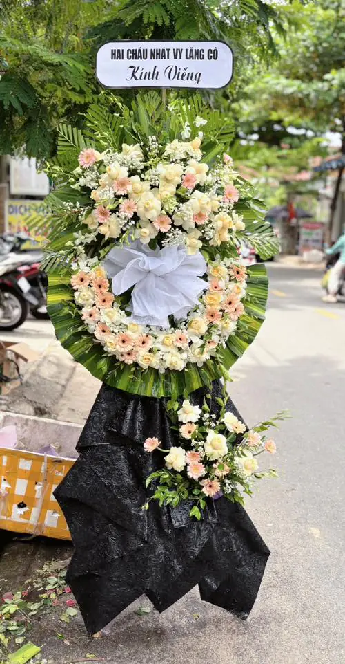 Ảnh 5 của Kệ Hoa Hồng Trắng & Hồng Vàng & Hồng - Chia Buồn