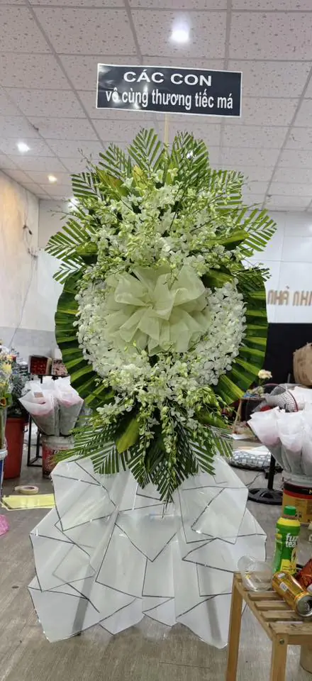 Ảnh 2 của Kệ Hoa Hồng Trắng & Hồng Vàng & Hồng - Chia Buồn