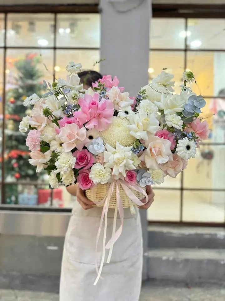 Ảnh 8 của Giỏ Hoa Hồng Kem & Cúc Hồng & Hoa Baby - Hoa Tươi