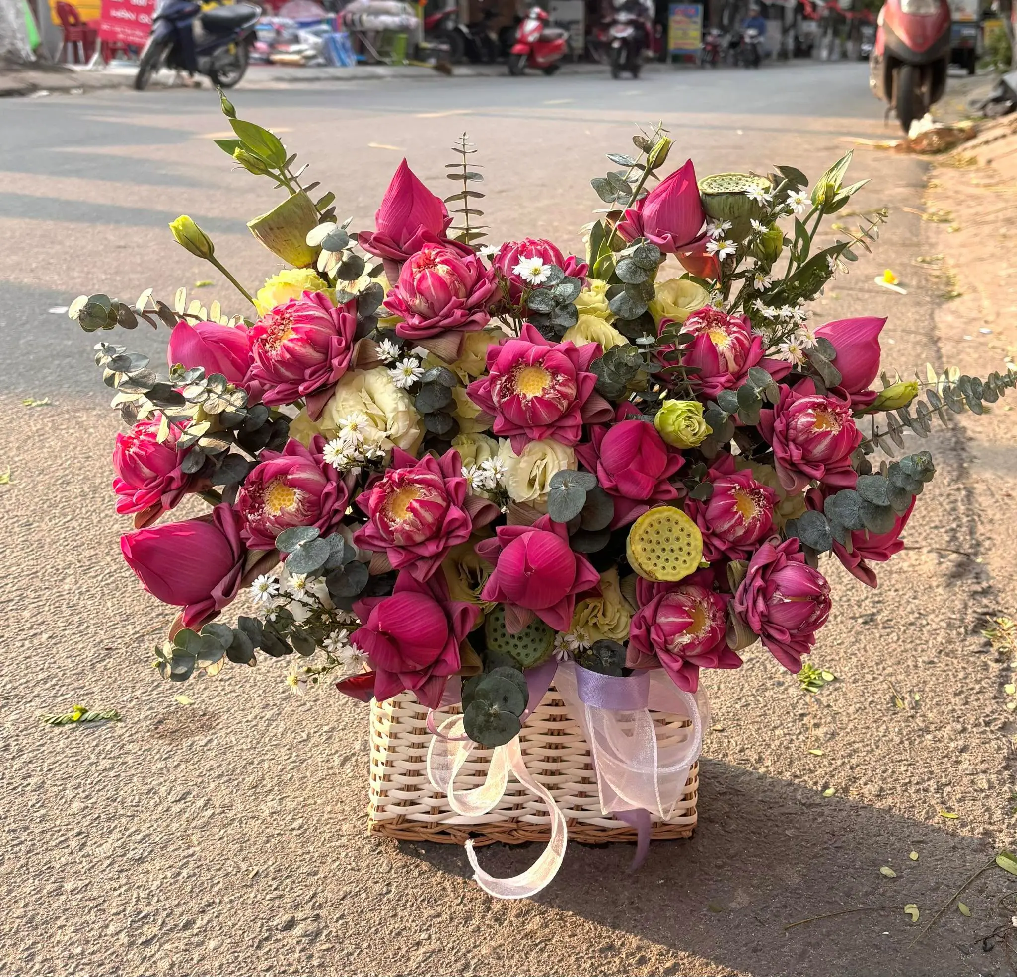 Ảnh 6 của Giỏ Hoa Cẩm Tú Cầu & Sen Trắng & Sen - Hoa Tươi