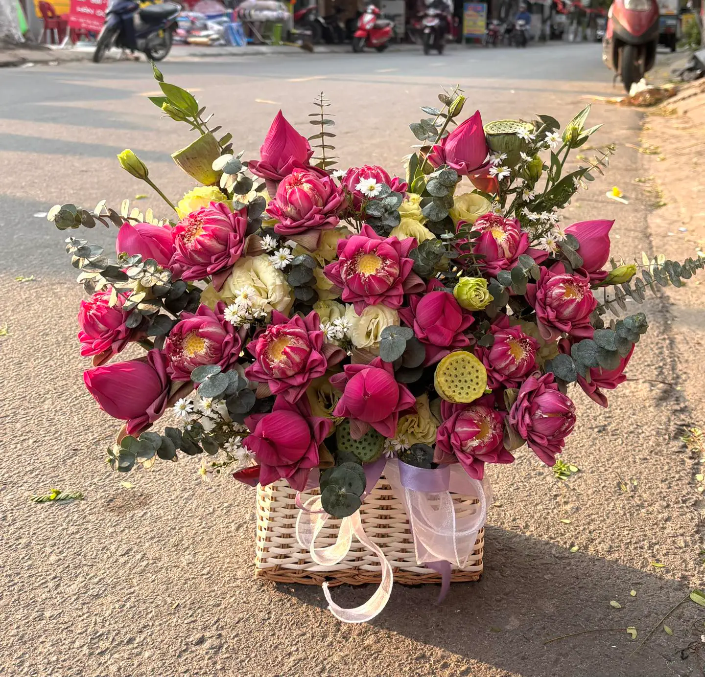 Ảnh 4 của Giỏ Hoa Cẩm Tú Cầu & Sen Trắng & Sen - Hoa Tươi