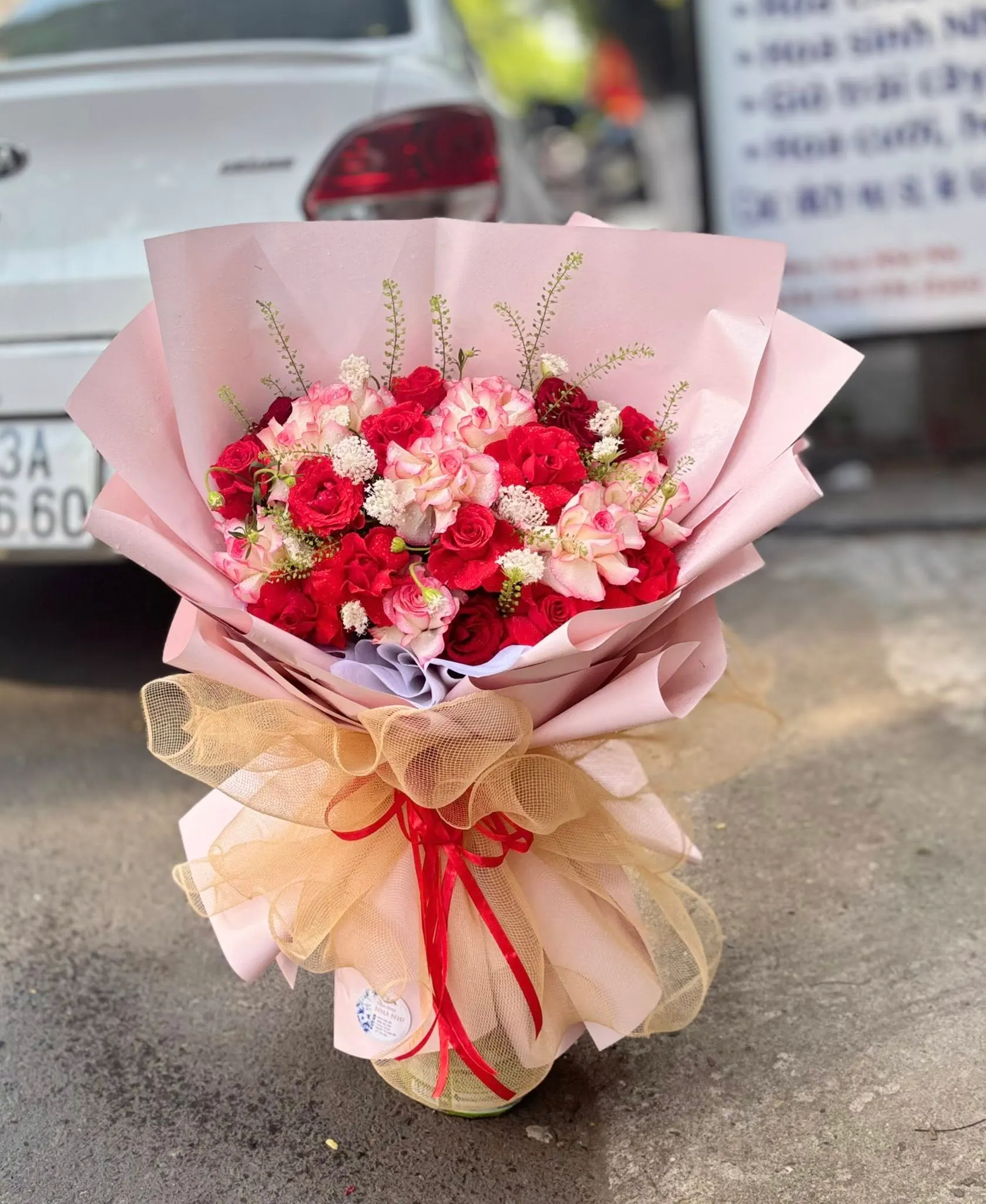 Ảnh 2 của Bó Hoa Hồng Đỏ & Hồng Phấn & Ly Trắng - Valentine