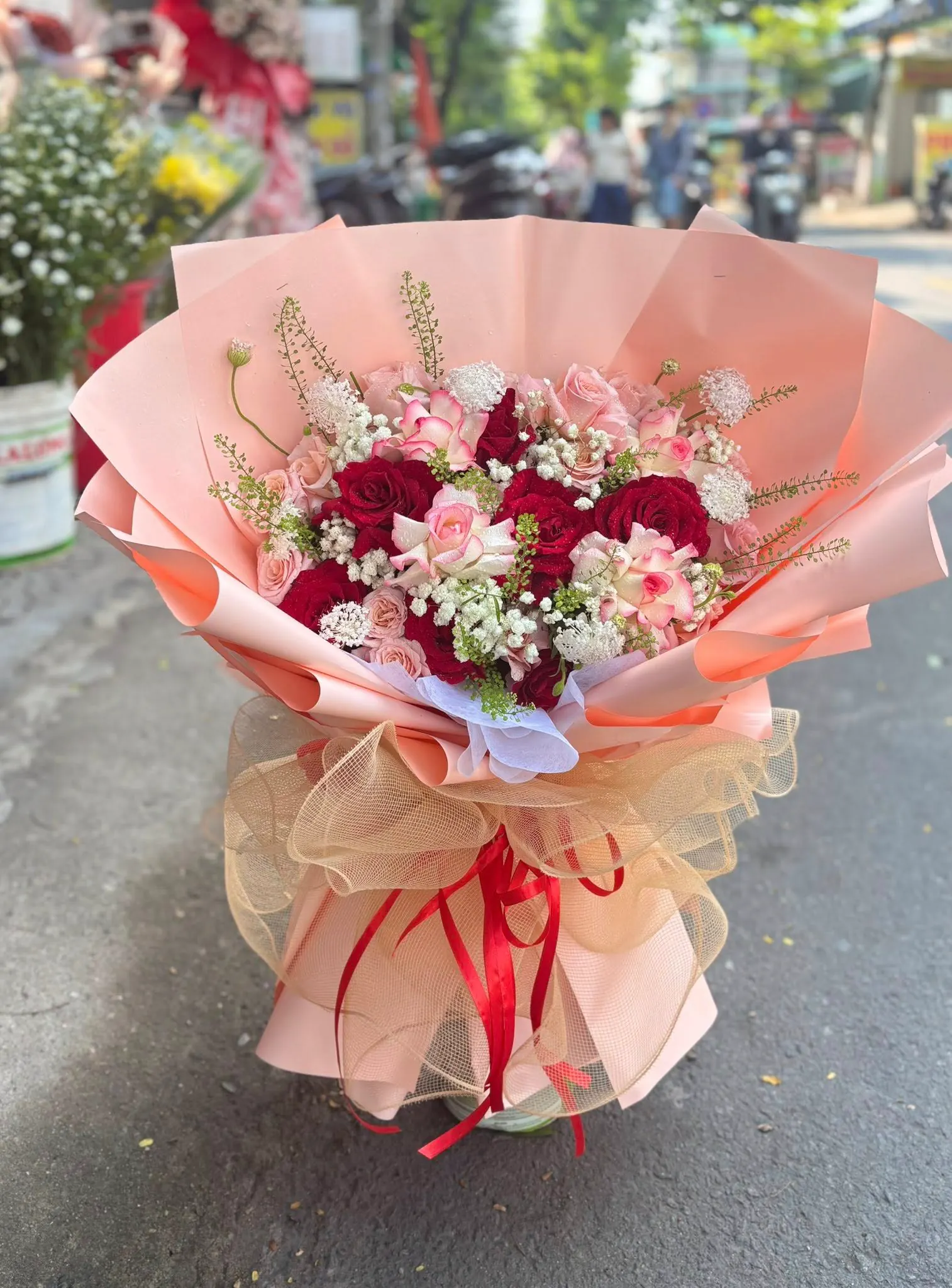 Bó Hoa Hồng Đỏ & Hồng Phấn & Ly Trắng - Valentine