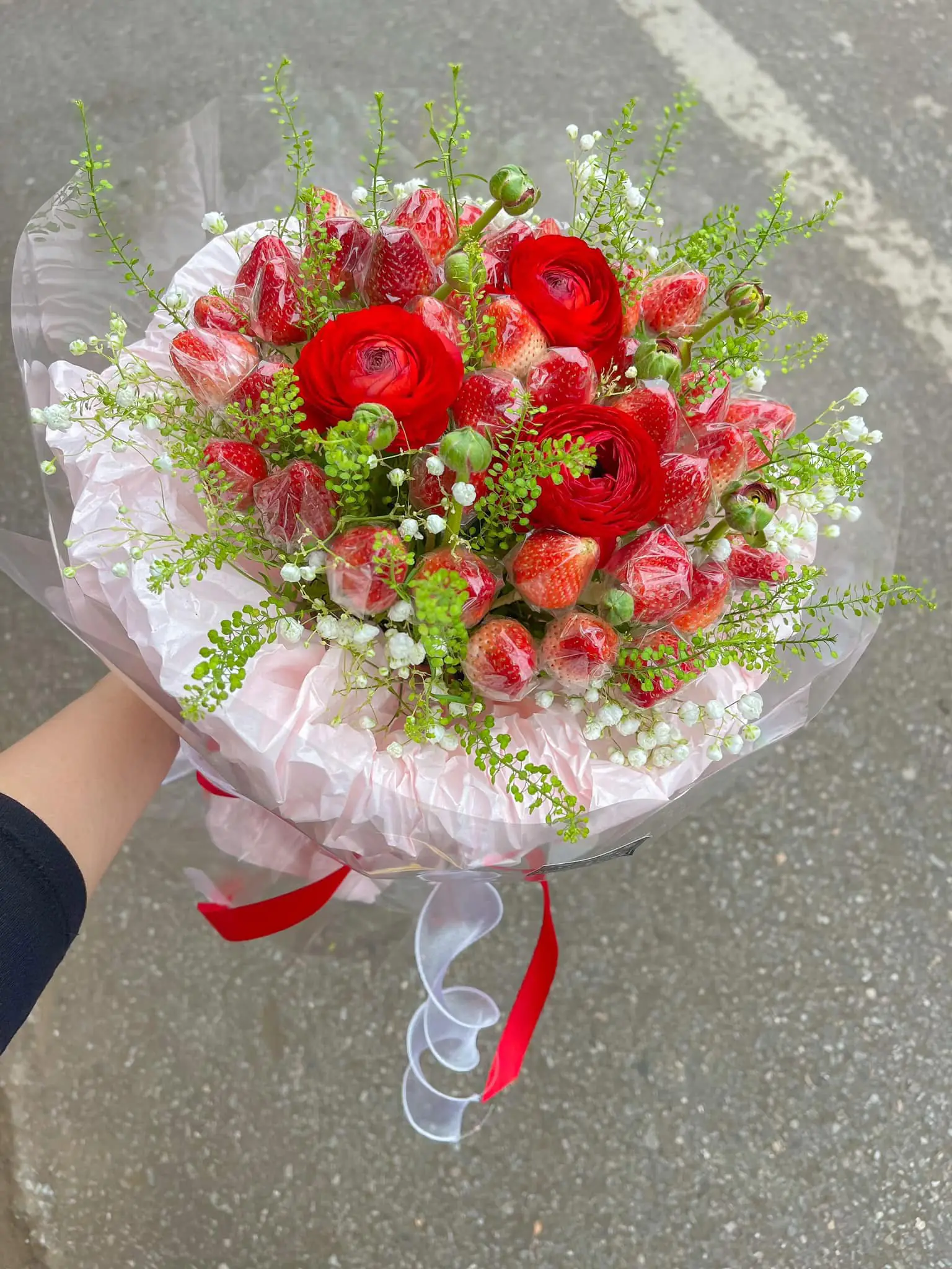 Ảnh 4 của Bó Hoa Hồng & Bạch Đàn - Valentine