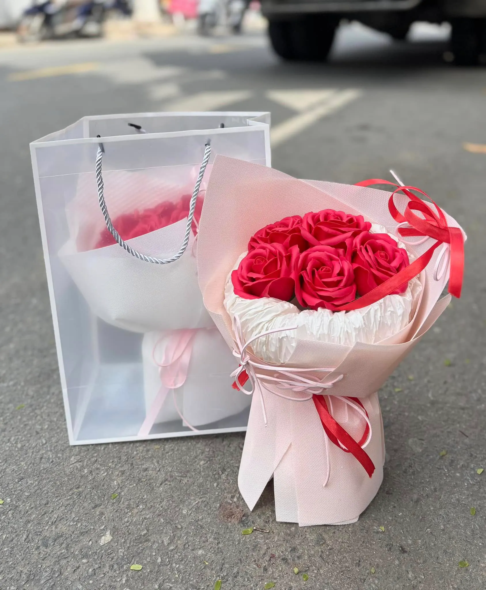 Ảnh 6 của Bó Hoa Hồng & Bạch Đàn - Valentine