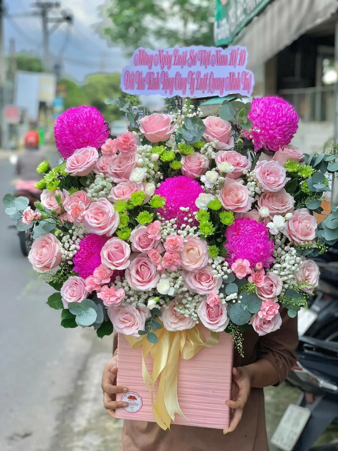 Ảnh 2 của Hộp Hoa Hồng Đỏ & Cúc Trắng & Cúc Hồng - Chúc Mừng