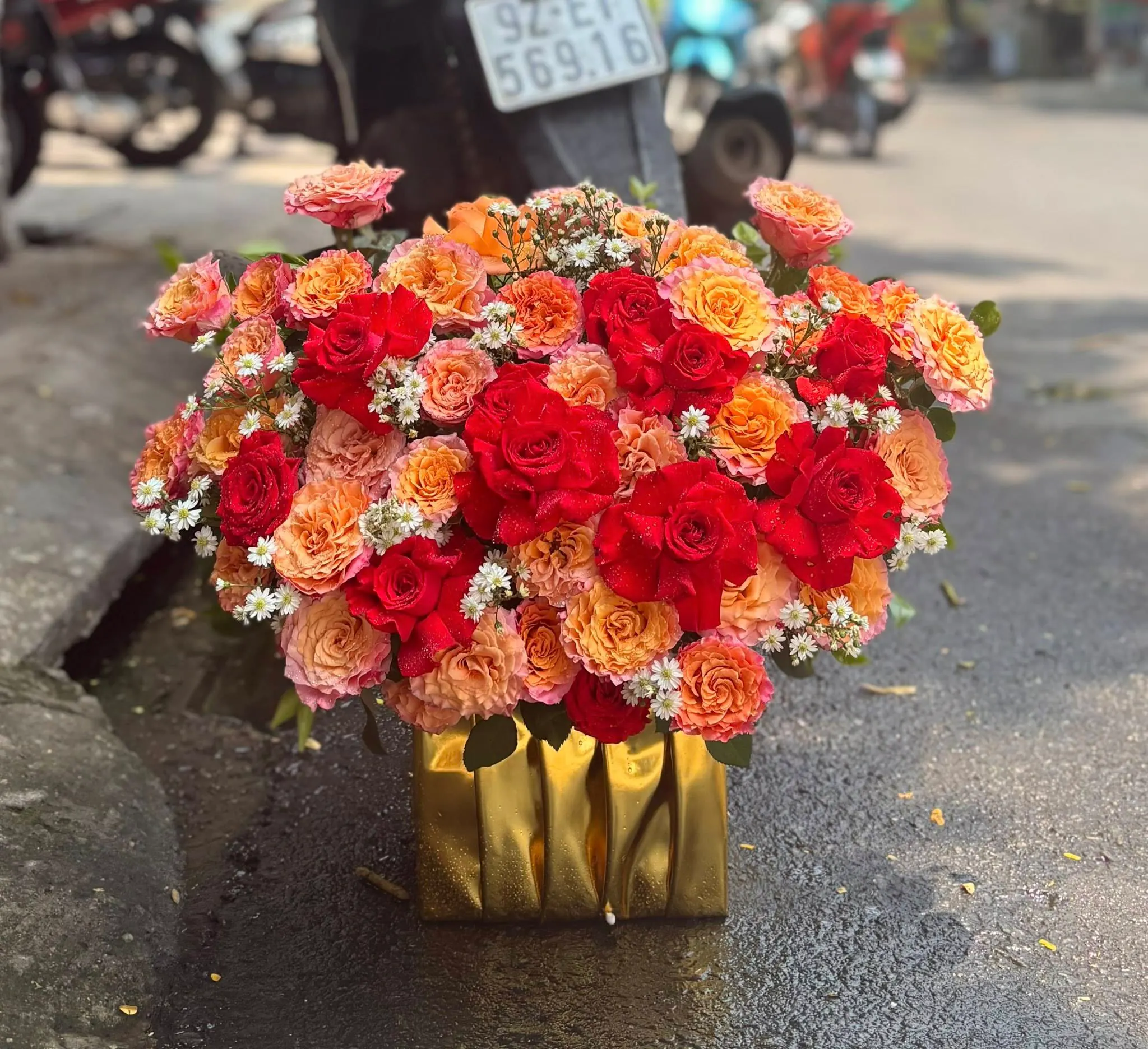 Ảnh 10 của Hộp Hoa Hồng Trắng & Ly Trắng & Hồng - Hoa Tươi