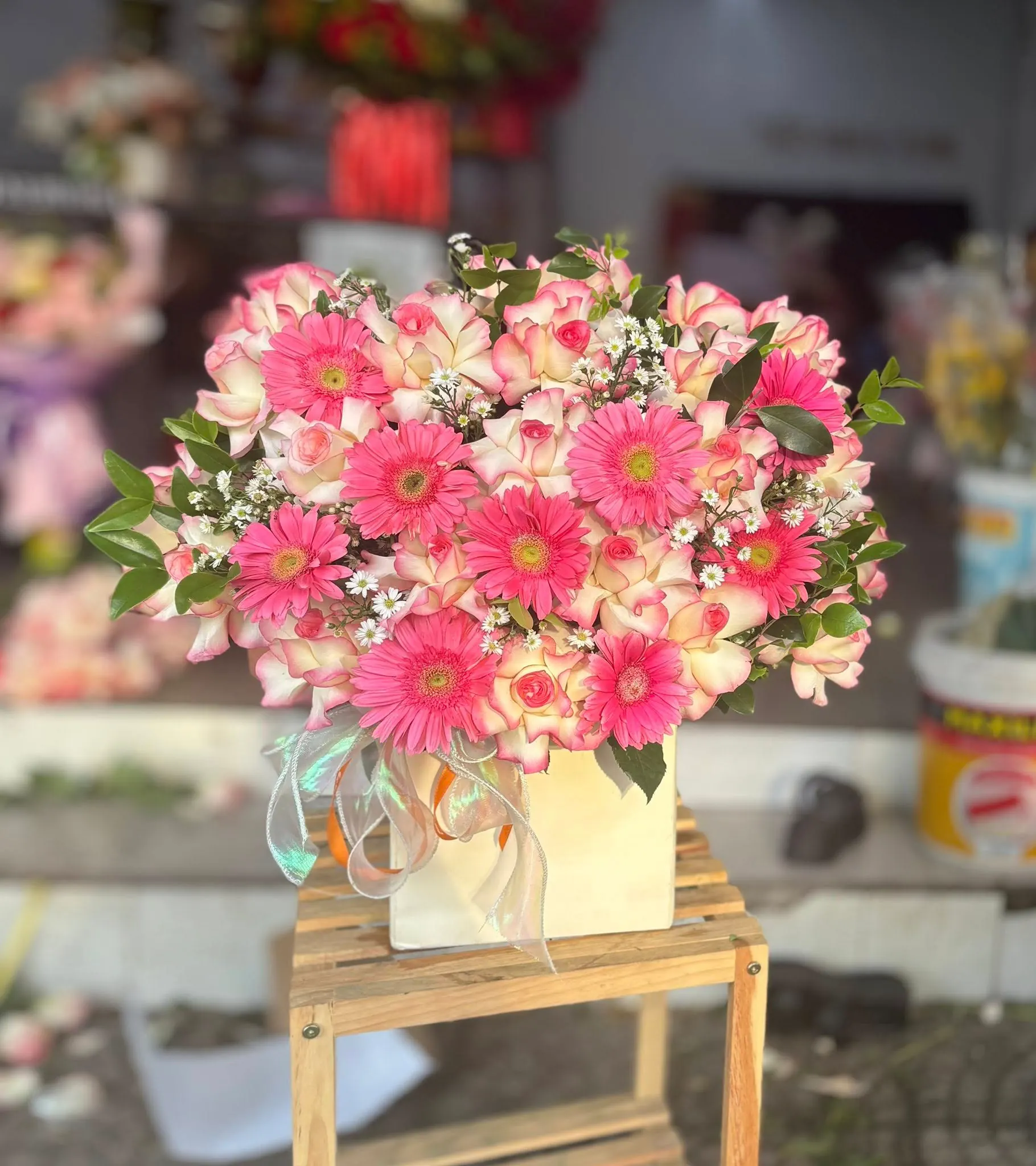 Ảnh 8 của Hộp Hoa Hồng Trắng & Ly Trắng & Hồng - Hoa Tươi