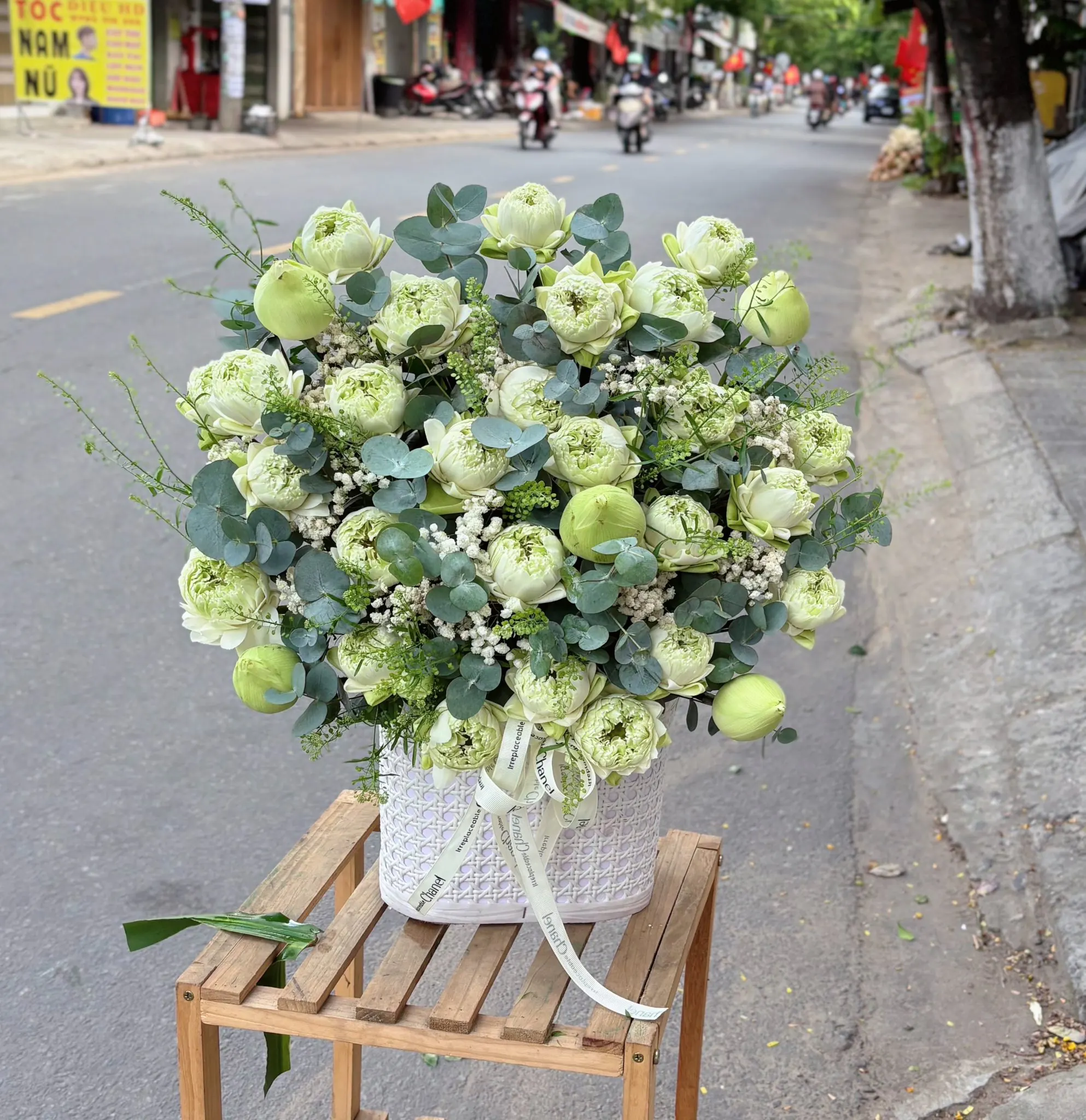 Ảnh 5 của Hộp Hoa Hồng Trắng & Ly Trắng & Hồng - Hoa Tươi