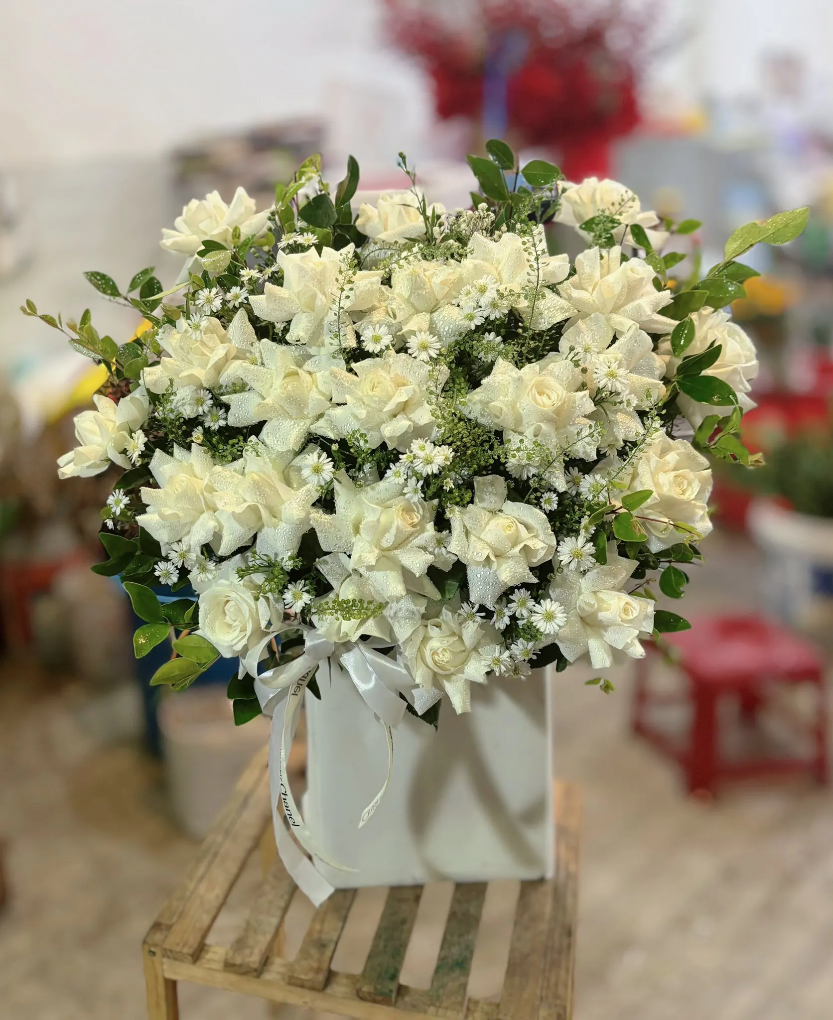 Ảnh 4 của Hộp Hoa Hồng Trắng & Ly Trắng & Hồng - Hoa Tươi