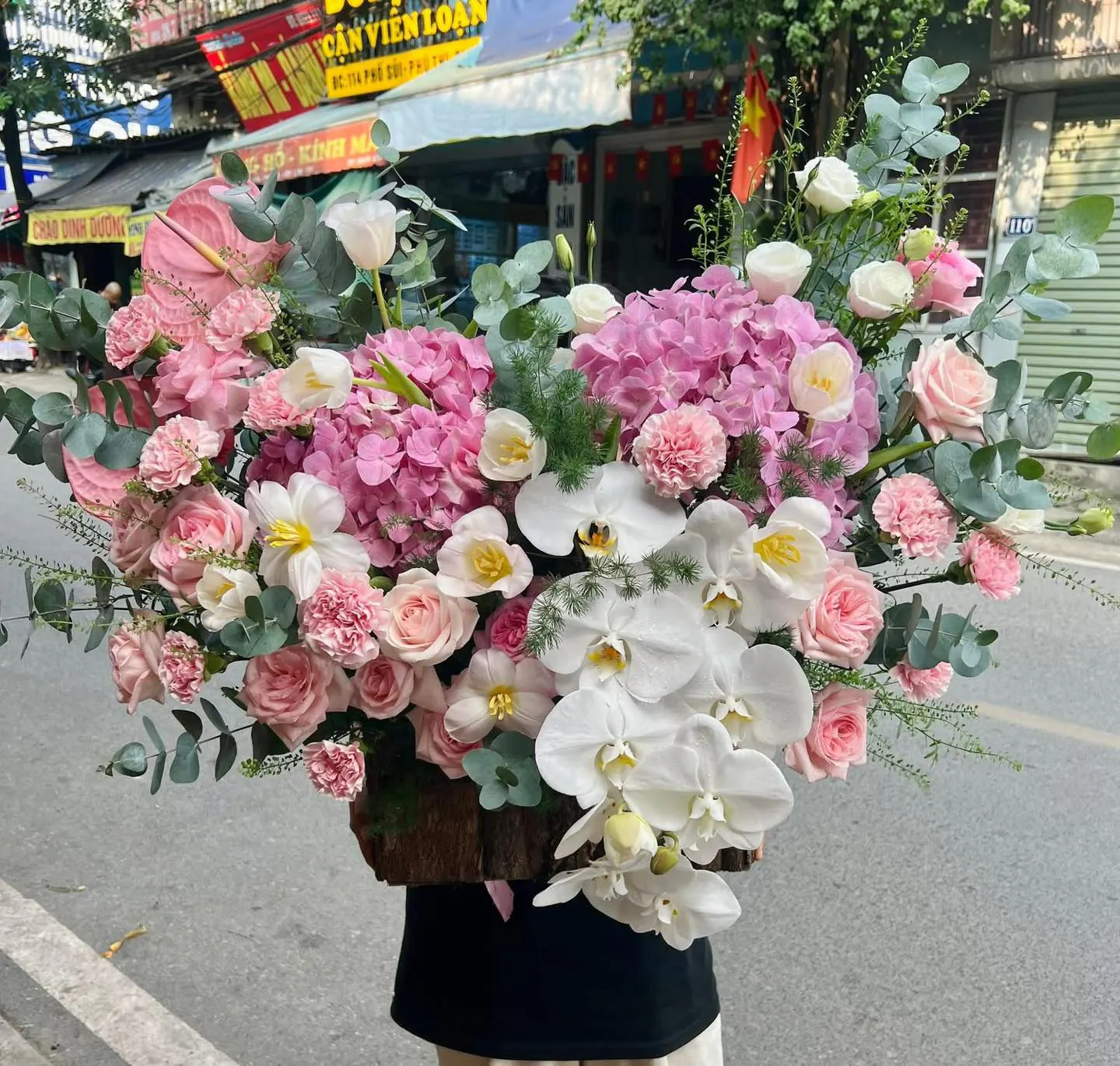 Ảnh 3 của Hộp Hoa Hồng Trắng & Ly Trắng & Hồng - Hoa Tươi