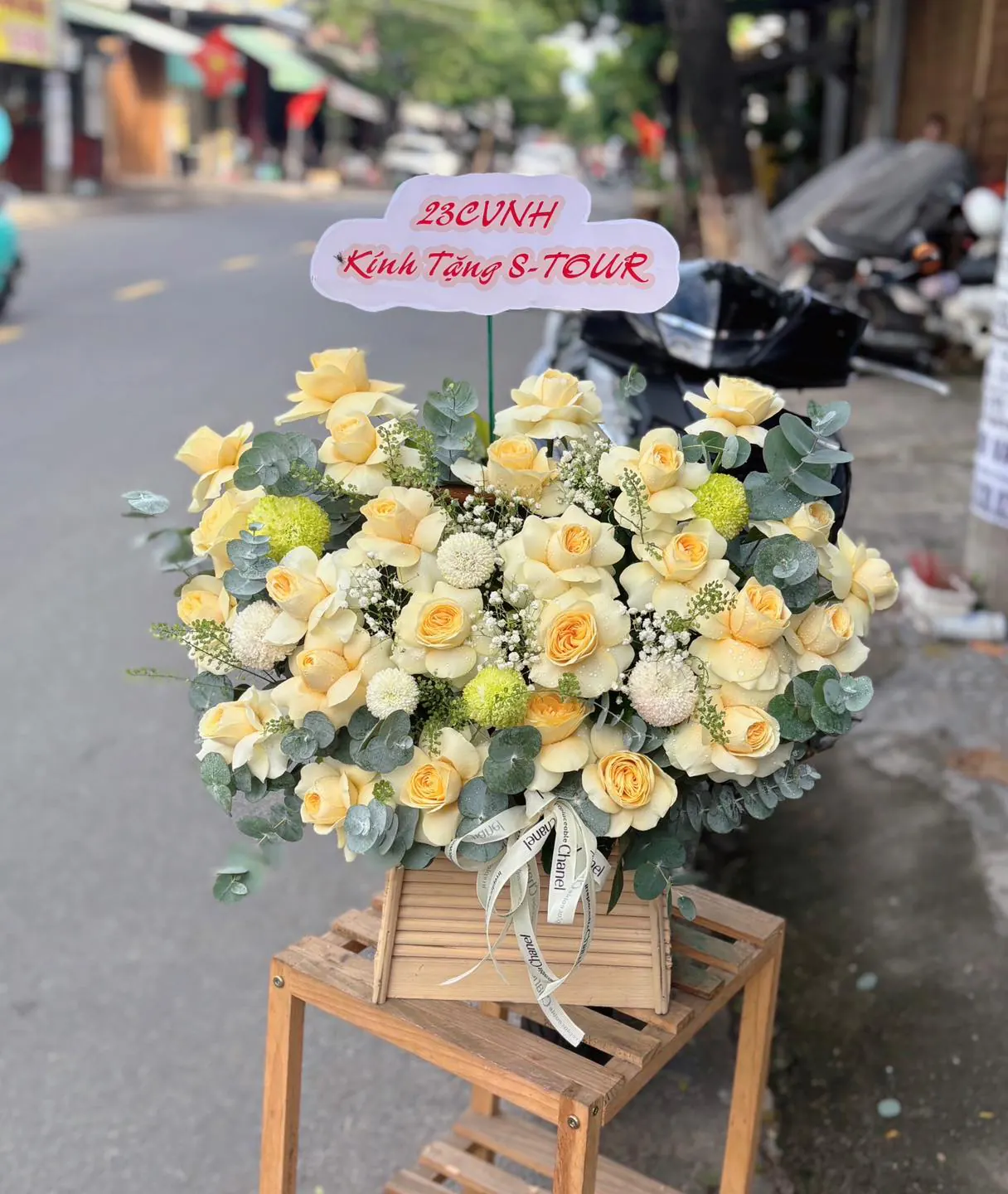 Ảnh 2 của Hộp Hoa Hồng Trắng & Ly Trắng & Hồng - Hoa Tươi