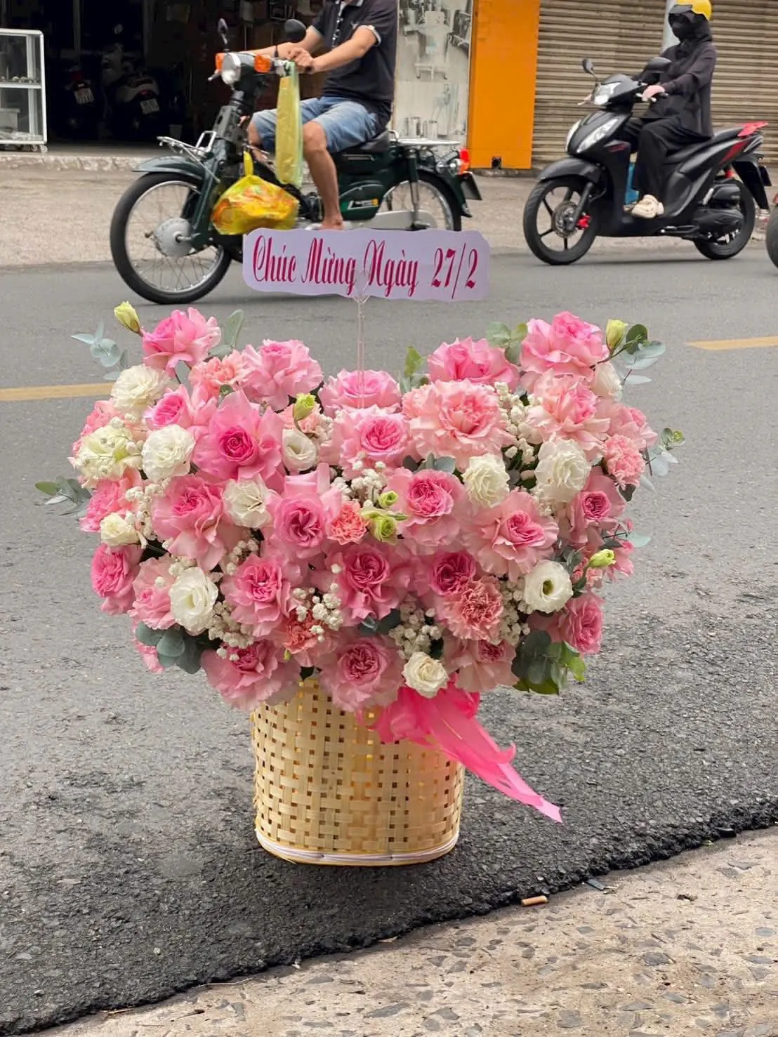 Ảnh 3 của Giỏ Hoa Hồng Đỏ & Hoa Baby & Hồng - Chúc Mừng