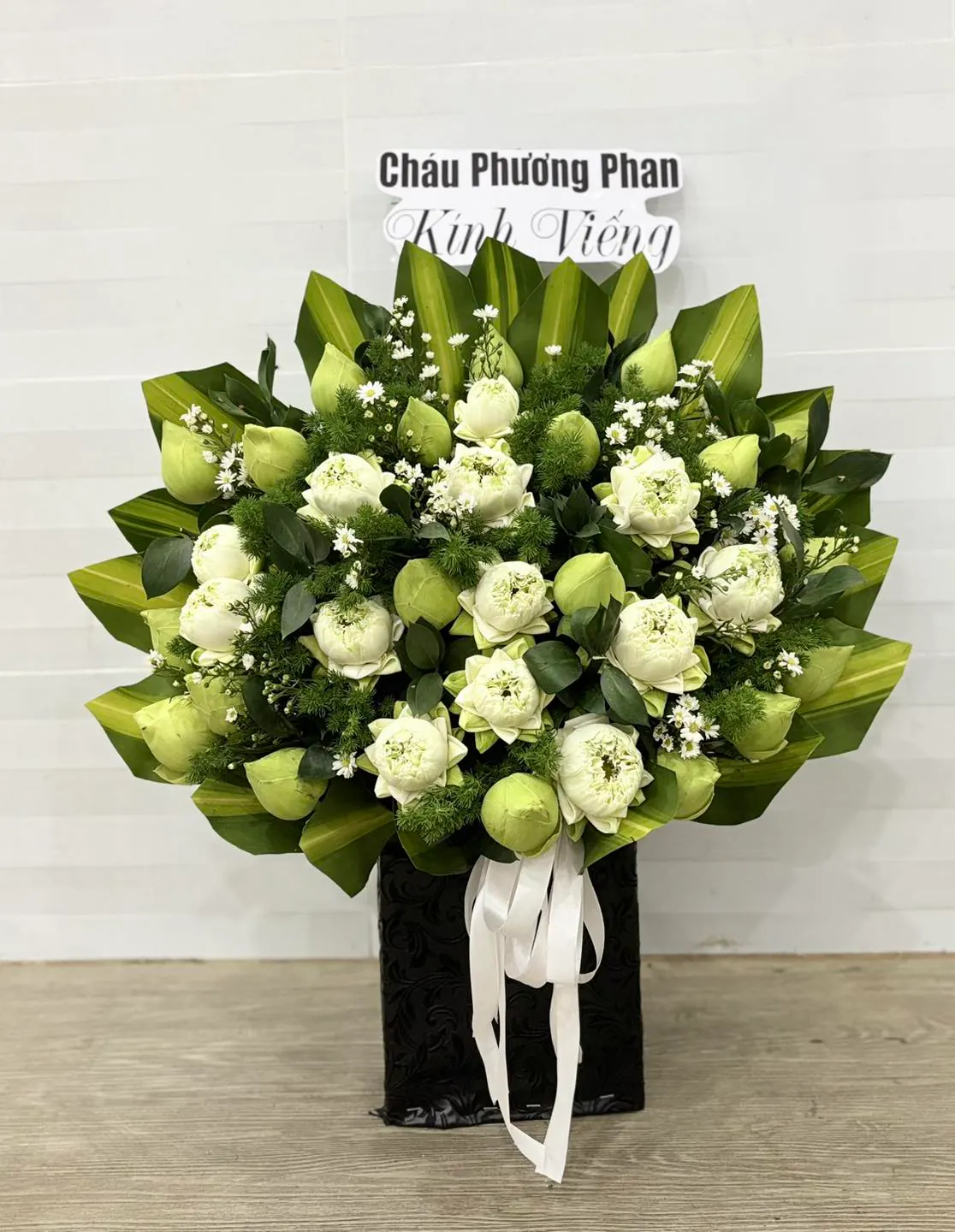 Ảnh chính của Hộp Hoa Sen Trắng & Sen & Cúc Họa Mi - Chia Buồn
